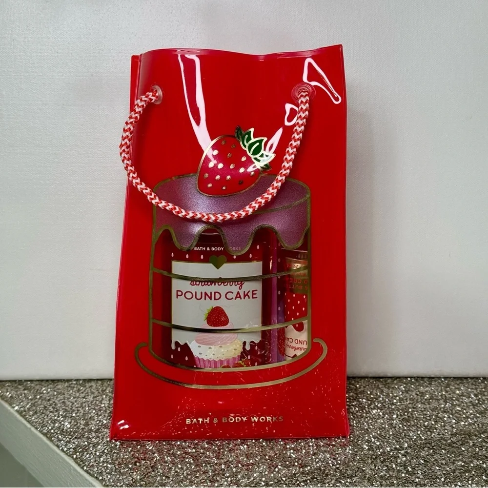 Bath and Body Works Strawberry Pound Cake 4 Piece Gift Set with Gift Bag NWT